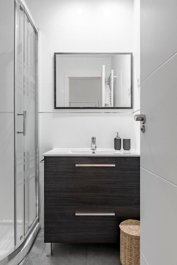 Cozy 2 Bedroom Apartment With Patio Madrid Exteriér fotografie