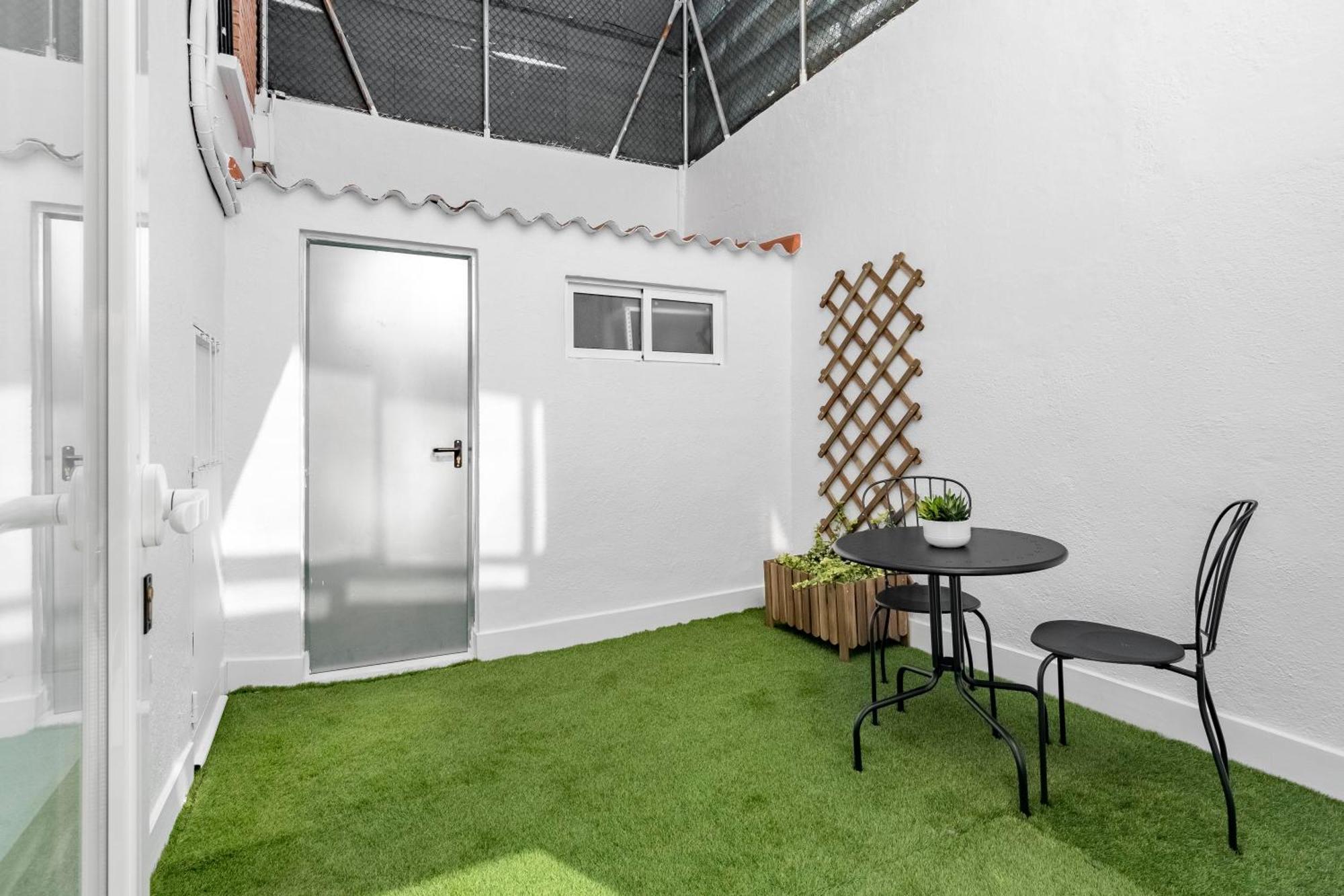 Cozy 2 Bedroom Apartment With Patio Madrid Exteriér fotografie